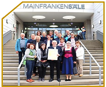 Gruppenfoto der Siegerehrung im Landesentscheid des Dorfwettbewerbs 2022 vor der Mainfrankenhalle
